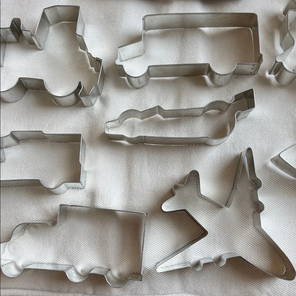Williams Sonoma 8-Piece Cookie Cutter in Storage Tin